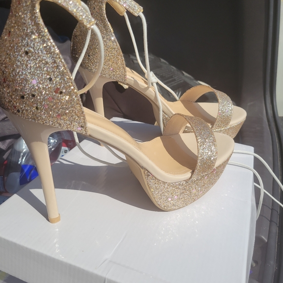 Gold glittery stilettos size 9.5 - Picture 3 of 3
